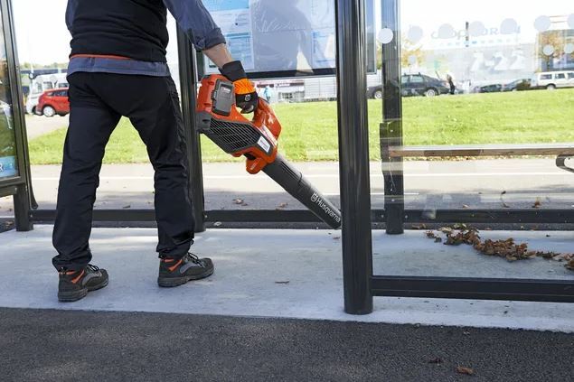 Souffleur de feuilles à batterie HUSQVARNA - 325iB - Matériel à batterie